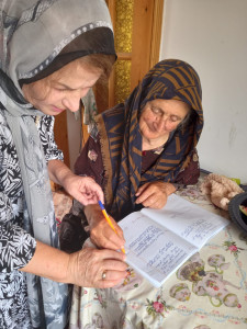 Социальные работники с.Аксай посещают своих подопечных,согласно утверждённого графика , оказывают им социальные услуги. Обслуживаемые пожилые граждане подтверждают их работу своими подписями в журналах посещений.