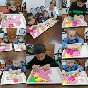 Игры с кинетическим песком.