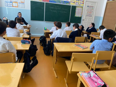 В начале сентября специалист по работе с семьей Магомедова З.А. посетила школу и провела беседу с учениками 5 кл. на патриотическое воспитание «Наша страна -Россия».