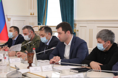 Глава РД Сергей Меликов провел совещание по вопросам оказания мер социальной поддержки ветеранам афганских событий, чернобыльцам и ополченцам 1999 года.