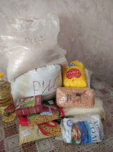 Медсестра по массажу Мадинат Магомедова доставила в центр очередной проднабор