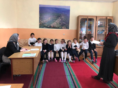 19.05.22г. Психолог социальной сферы ГБУ РД КЦСОН в МО «Левашинский район»Ибрагимова П.К. совместно со специалистом по работе с семьёй Абдурашидова З.М. провели беседу среди детей посещающие центр, на тему : "Дети Войны - дети Победы". Целью беседы являет