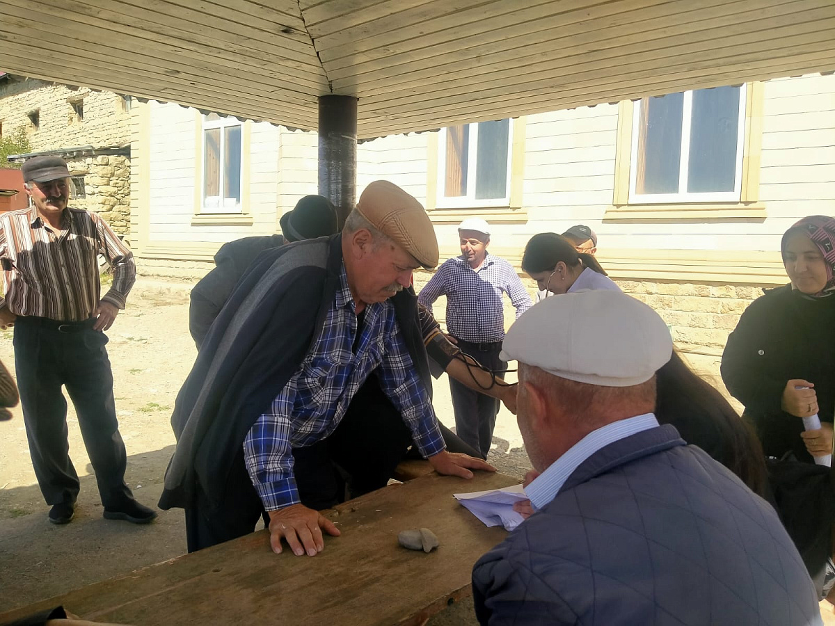 Мобильные бригады социальных работников Минтруда Дагестана обслуживают пожилых подопечных, проживающих в труднодоступных районах республики, на дому.