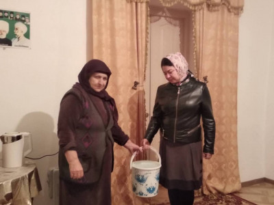 Социальный работник при оказании социальных услуг своей подопечной.