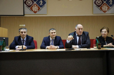 АБДУЛМУСЛИМ АБДУЛМУСЛИМОВ ПРЕДСТАВИЛ КОЛЛЕКТИВУ МИНТРУДА ДАГЕСТАНА НОВОГО РУКОВОДИТЕЛЯ