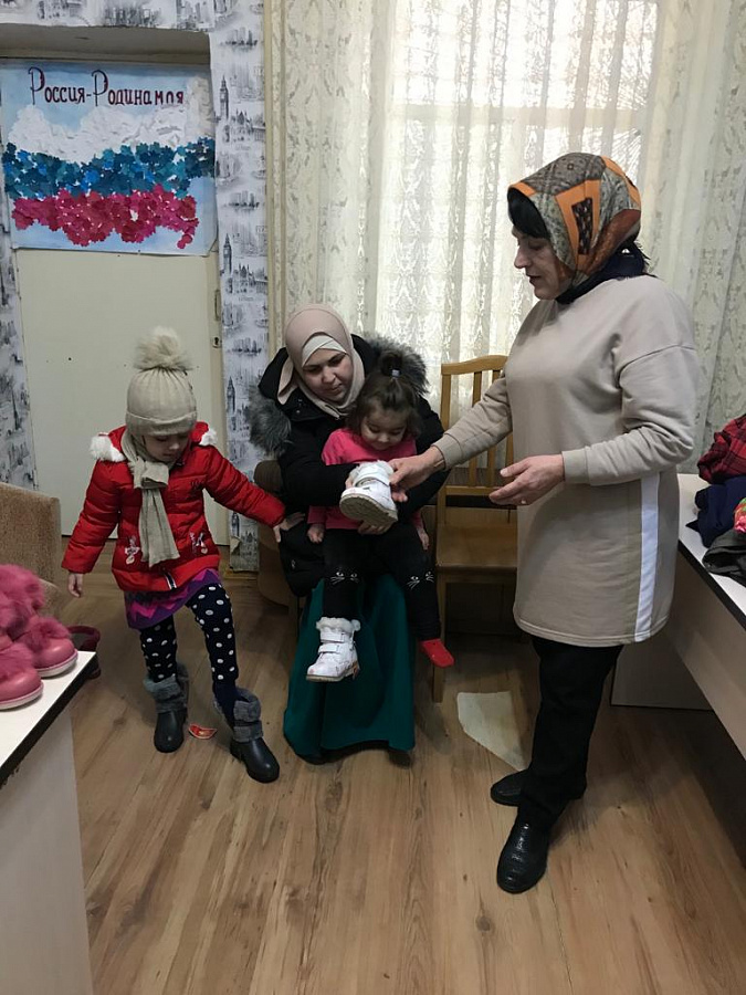 Соцработники Каспийска поддержали 24 нуждающихся семьи спонсорской помощью 