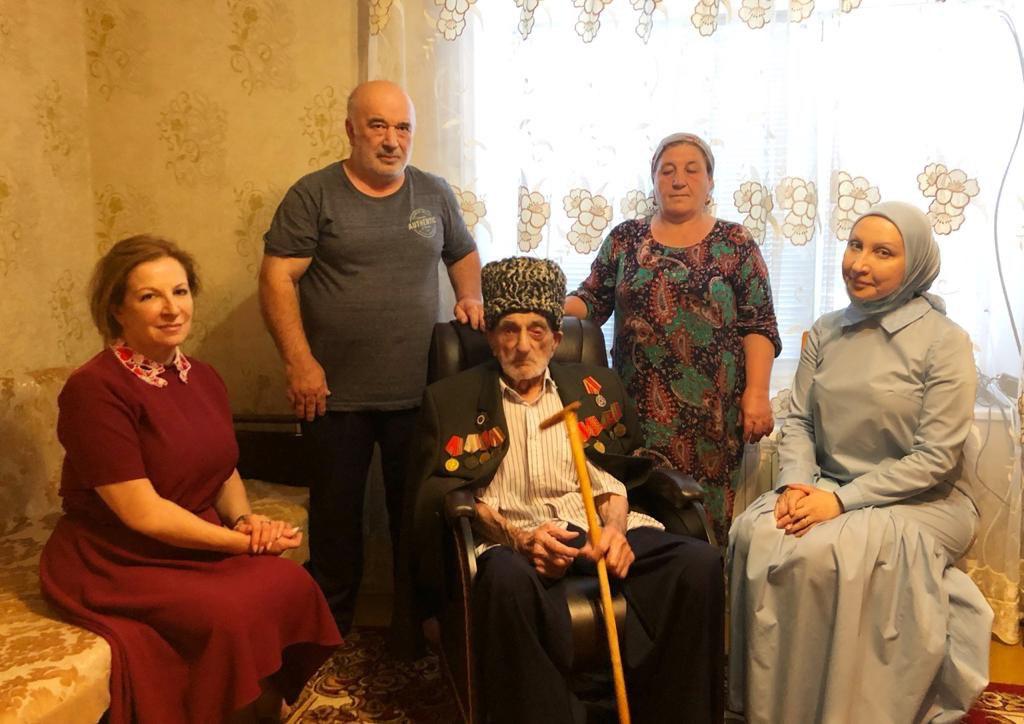 100-летнего ветерана поздравила глава Минтруда Дагестана. 