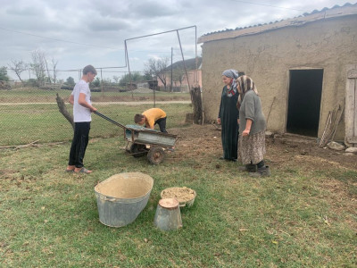 Волонтёры села Казмааул совместно с социальным работником Сайдулаевой Айшат оказали помощь в уборке приусадебного участка пожилого гражданина