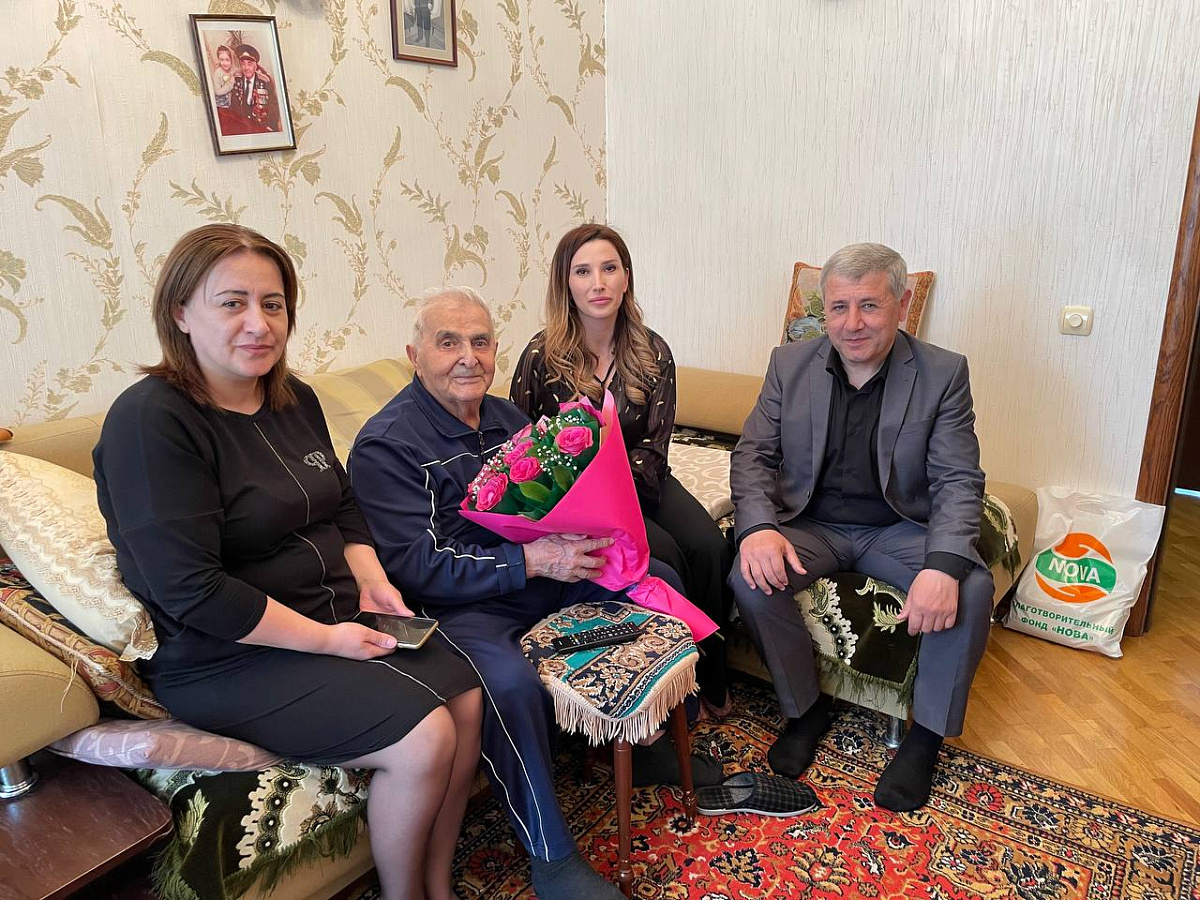 Руководители социальных учреждений Минтруда Дагестана в Махачкале поздравили Ветерана с наступающим Днем Победы.