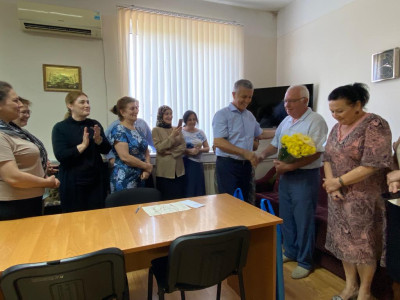 Директор ГКУ РД УСЗН в МО «г.Каспийск» Насиров Джафар Рахбарович от имени всего коллектива сердечно поздравляет коллегу с 70-летним юбилеем Абдуллаева Кадыра Исмаиловича.