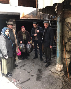 Директор ГБУ РД КЦСОН в МО «Хунзахский район» посетил погорельцев из села Буцра.