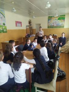 Специалист ГБУ РД КЦСОН в МО "Левашинский район" отделения семьи и семей с детьми Магомедова М. провела беседу с детьми посещающие отделение дневного пребывания на тему: "Травматизм и его предупреждение".