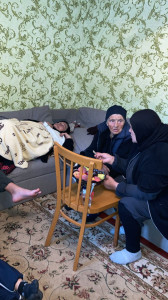 Социальная работница ГБУ РД КЦСОН в МО "Агульский район" Джабарова Байранкиз оказывает бытовые услуги своим подопечным.