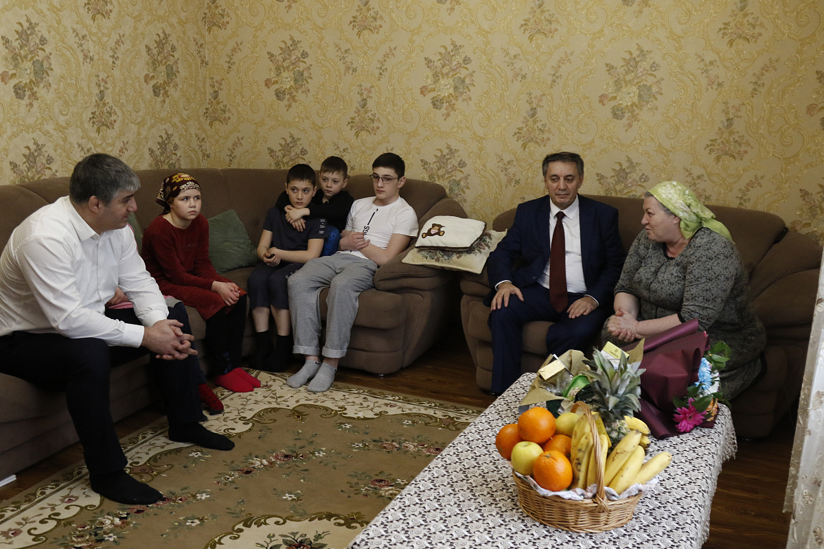 Руководство Минтруда Дагестана поздравило многодетных матерей с 8 марта