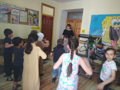 Подвижные игры вместе с детьми, посещающими учреждение.