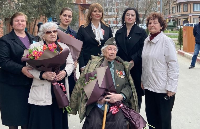 Социальные работники Минтруда приняли участие в организации Парада под окнами Ветерана в Кизляре.