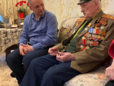 Представители Минтруда Дагестана в преддверии праздника навестили ветерана Великой Отечественной войны Виктора Хрисанова.