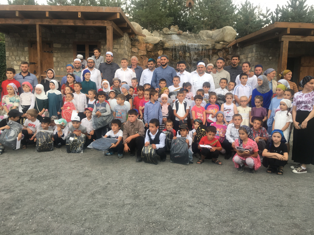 Ботлихский центр социального обслуживания населения  Ботлихского района совместно с фондом  "Инсан" поддержал благотворительную акцию "Собери ребенка в школу".