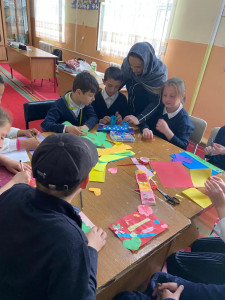 Специалист отделения дневного пребывания детей и семей с детьми Магомедова З.A. провела с детьми отделения занятие по изготовлению подделок и рисунков на День защиты детей. Целью работы является: развитие творческих способностей у детей школьного возрас