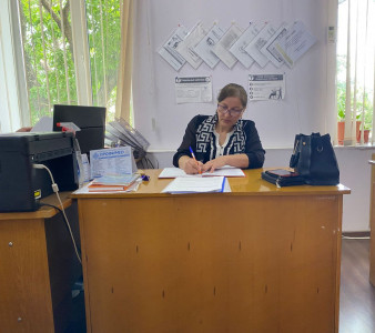 Социальные работники при написании отчётов о проделанной работе.