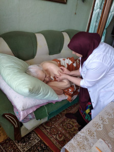 Медсестра по массажу М.Магомедова оказывает массажные процедуры на дому