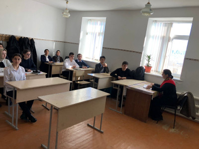 10.03.2022г. ГБУ РД КЦСОН в МО «Левашинский район» специалист по работе с семьей отделения дневного пребывания детей и семей с детьми Абдурашидова З.М. провела беседу среди школьников 8-9 классов на тему: «Экстремизму и терроризму Нет»!