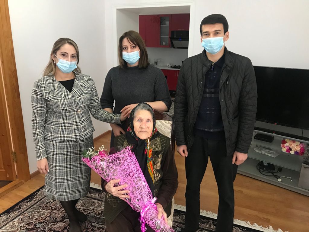 Работники Комплексного центра соцобслуживания Минтруда РД в Сулейман-Стальском районе навестили блокадницу Ленинграда Жанну Александровну Магомедову 
