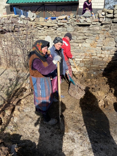 Социальные работники Минтруда Дагестана в горных районах помогают своим подопечным провести весенние работы 