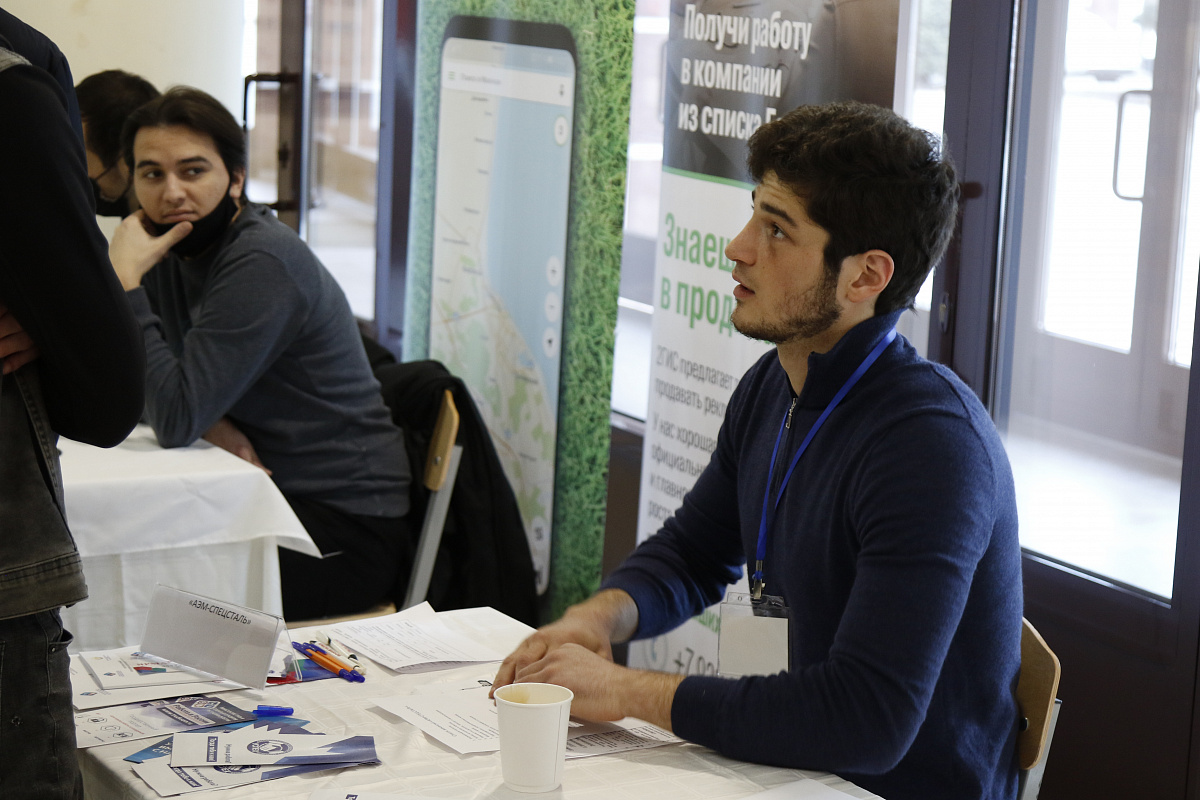 Махачкалинский центр занятости Минтруда Дагестана провел ярмарку вакансий для молодежи