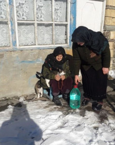 Социальная работница селения Чираг Габибуллаева Гаписат оказывает бытовые услуги своей подопечной