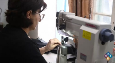 Проработавшая 20 лет на предприятии по производству обуви Джахбат Бураганова из села Султан-Янги-Юрт Кизилюртовсклгт района, на полученные деньги приобрела специализированные швейные машинки по пошиву кожаных