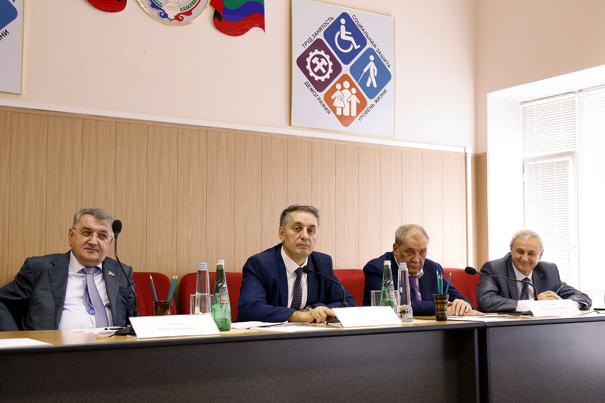 В министерстве труда и социального развития Дагестана обсудили вопросы обеспечения своевременной выплаты государственных пособий семьям с детьми 