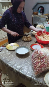 Помогает оформлять праздничный стол