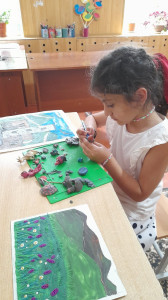 22.07.2022г. В ГБУ РД КЦСОН в МО «Кайтагский район» в отделении дневного пребывания детей и семей с детьми проводятся индивидуальные и групповые занятия по лепке из пластилина в разрезной технике (пластилинография).