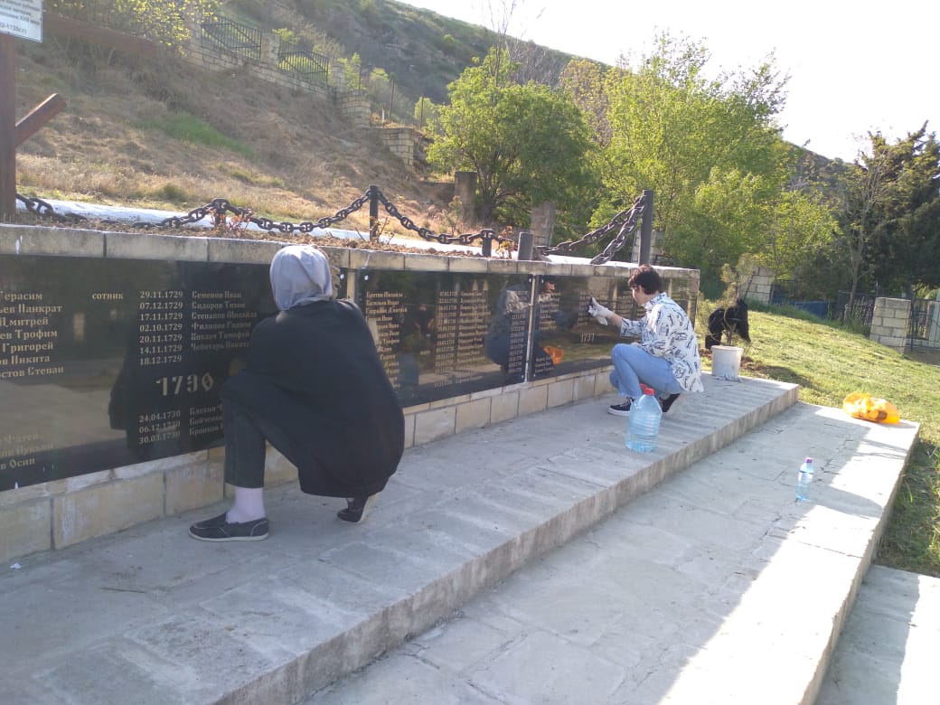 Воспитанники Дербентского социально-реабилитационного центра Минтруда Дагестана благоустроили места воинских захоронений.