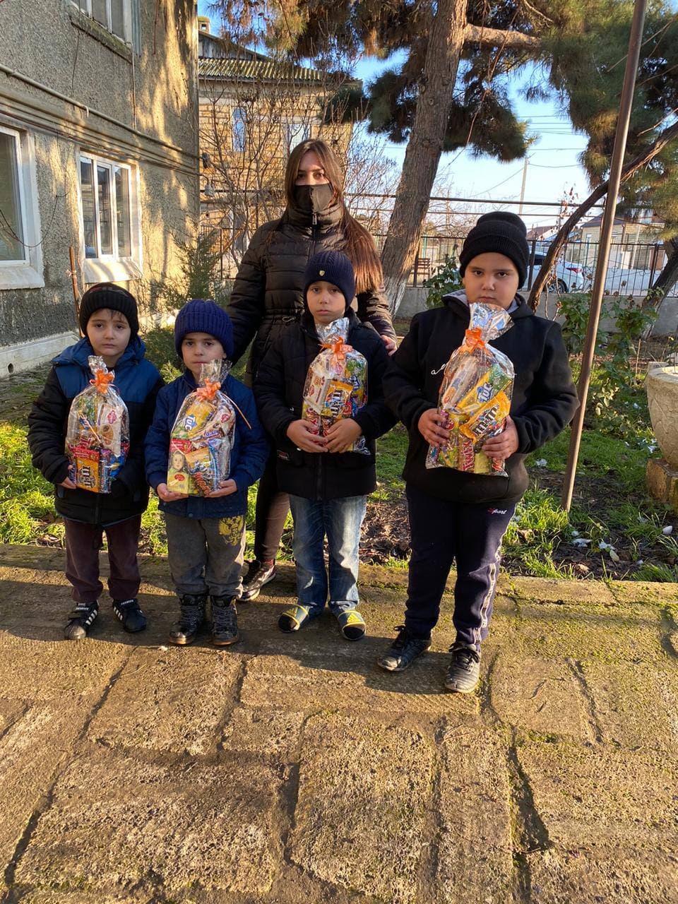 Комплексный центр Минтруда Дагестана поздравил более 180 детей из малообеспеченных семей в Дербентском районе.