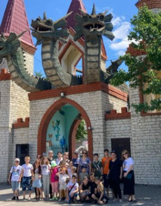 Дети из малообеспеченных семей посетили парк-аттракцион "Дракон"