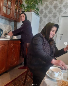 Социальная работница с. Мисси Абдурахманова Насият при исполнении служебных обязанностей