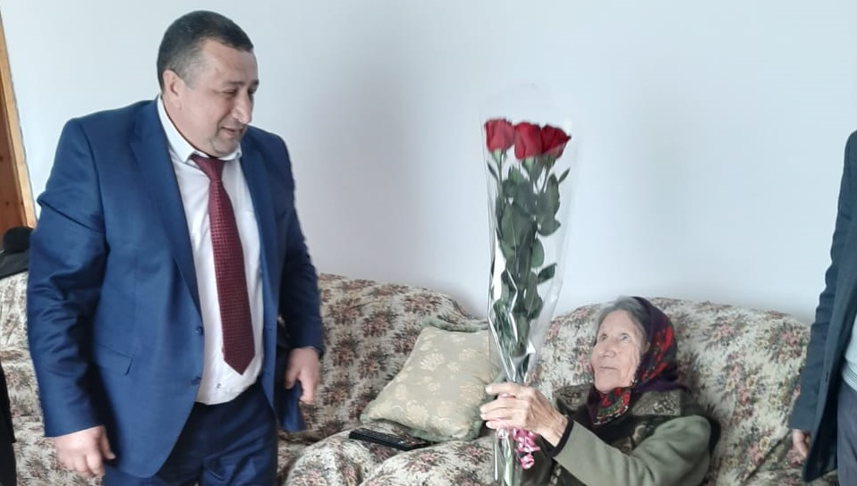 Социальные работники Сулейман-Стальского района посетили участницу блокады Ленинграда.