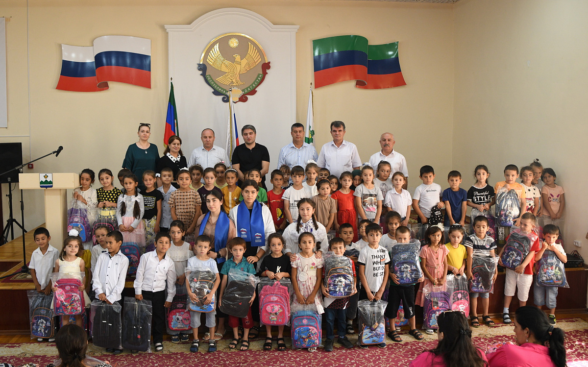  Социальные работники Минтруда Дагестана подготовили 178 первоклашек из малоимущих семей Дербентского района к учебному году.