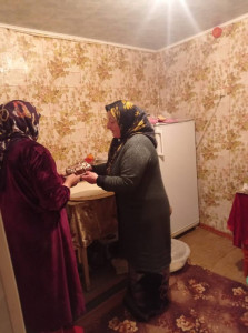 Дарит сладости своей подопечной на праздничный стол