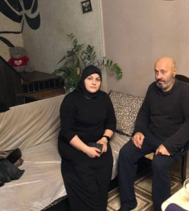 Социальный работник отделения обслуживания на дому при оказании гигиенических услуг.