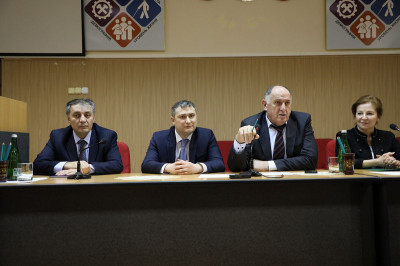 АБДУЛМУСЛИМ АБДУЛМУСЛИМОВ ПРЕДСТАВИЛ КОЛЛЕКТИВУ МИНТРУДА ДАГЕСТАНА НОВОГО РУКОВОДИТЕЛЯ