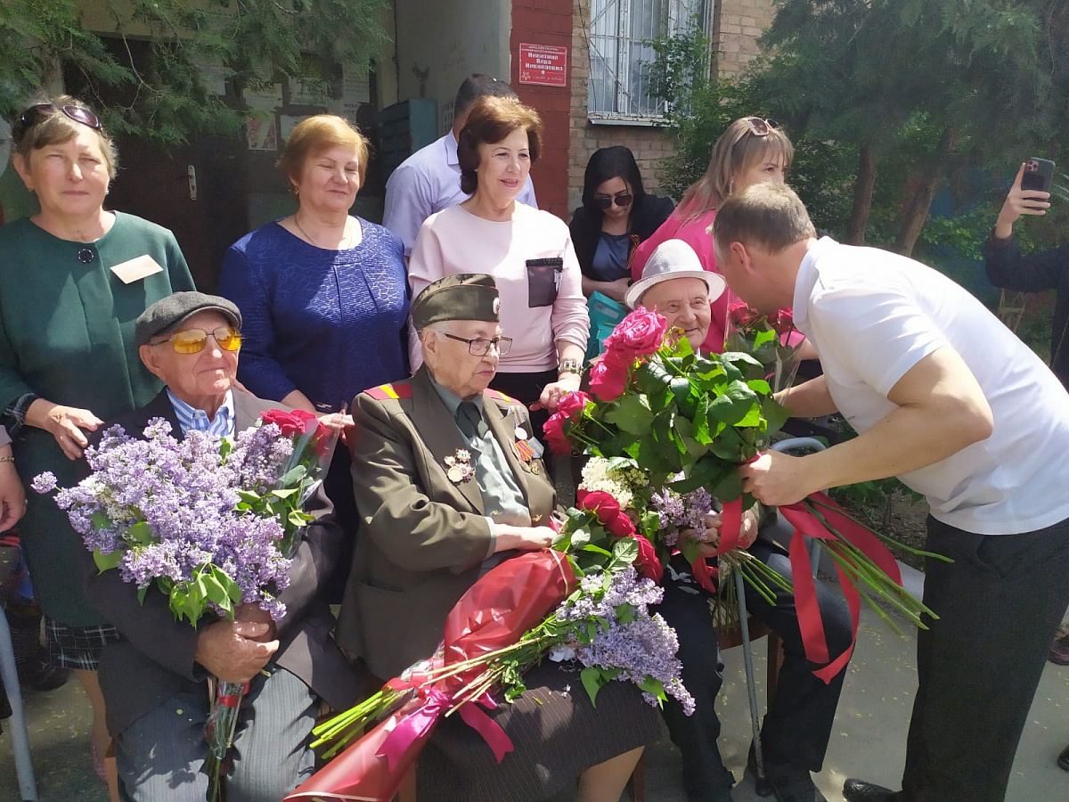 Работники Минтруда РД в Кизляре организовали для ветеранов ВОВ праздничную встречу в рамках патриотической акции «Парад у дома ветерана»