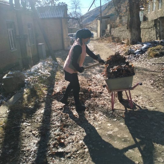 Социальные работники Минтруда РД в Кулинском районе приняли участие в субботнике