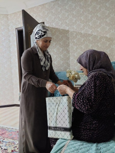 В преддверии международного женского дня заведующая отделением социального обслуживания на дому № 2 Омаргаджиева Х. и социальные работники поздравили подопечных пожилых граждан с международным женским днем