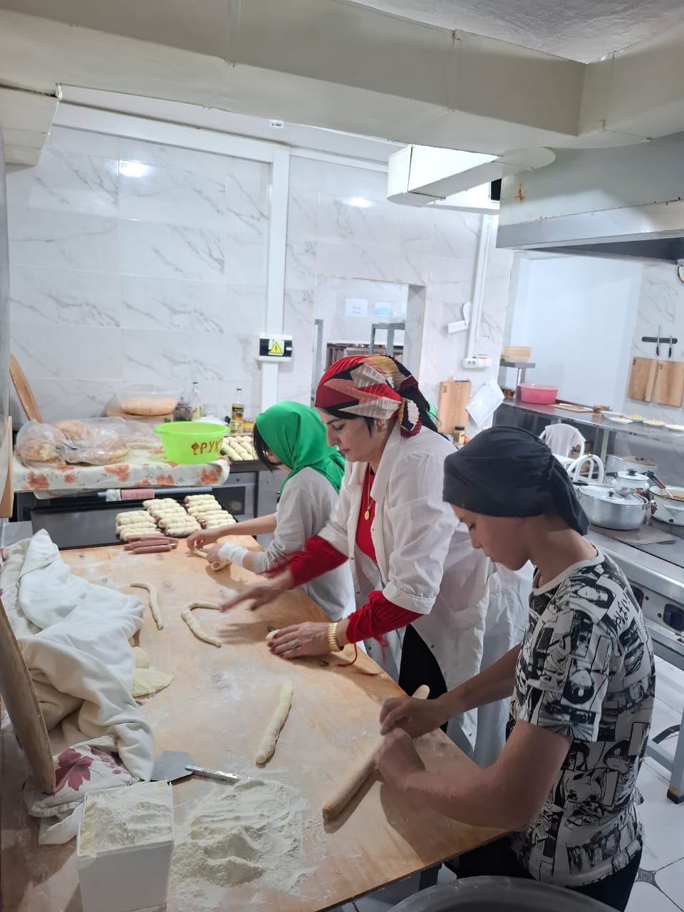 Воспитанники Избербашского детского дома  развивают свои способности на кухне.