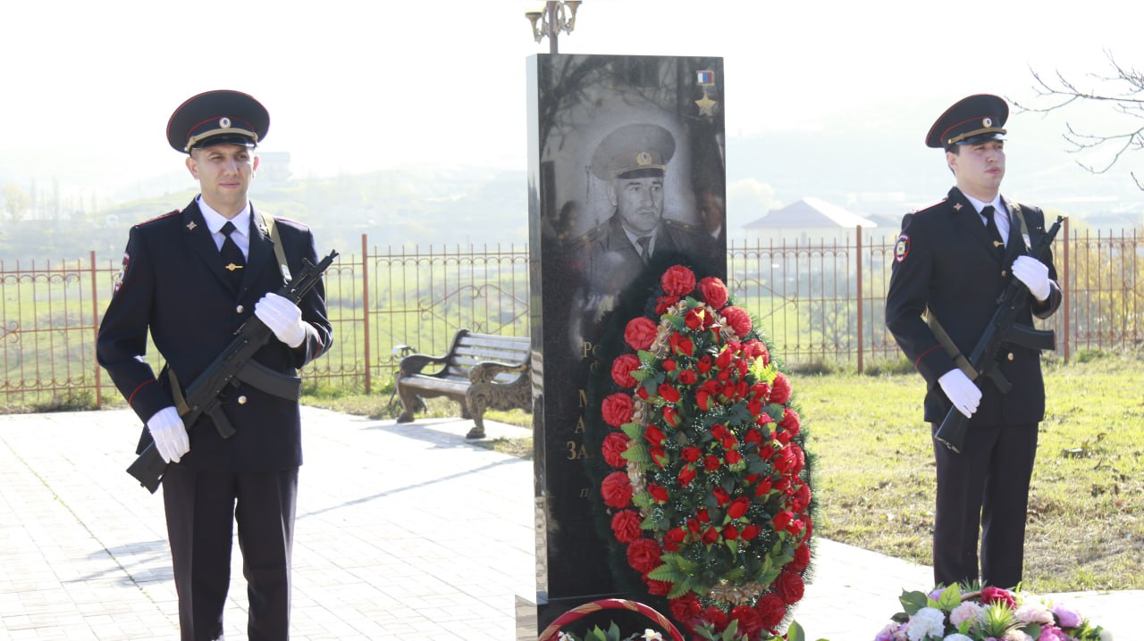 В Дагестане открыли мемориал Герою России Абдулмалику Магомедову