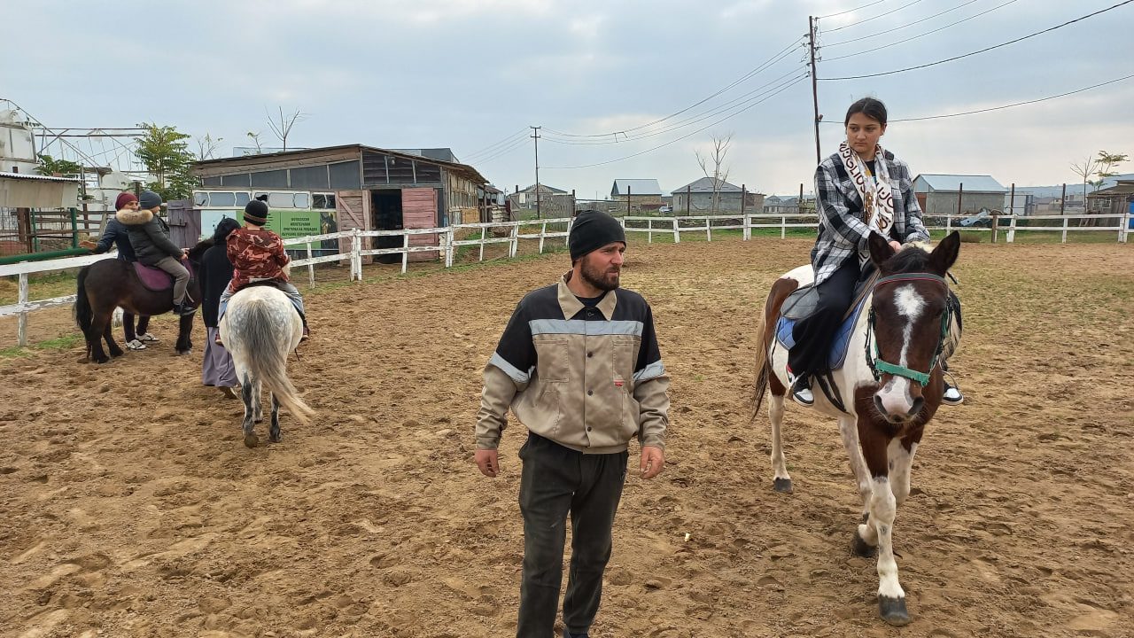 Дети из реабилитационного центра в Избербаше посетили конно-спортивный оздоровительный комплекс