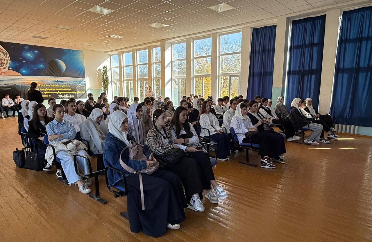 Сотрудники ТКЦСОН Минтруда Дагестана провели беседы на тему "Антитеррор" с молодежью Буйнакска и Буйнакского района